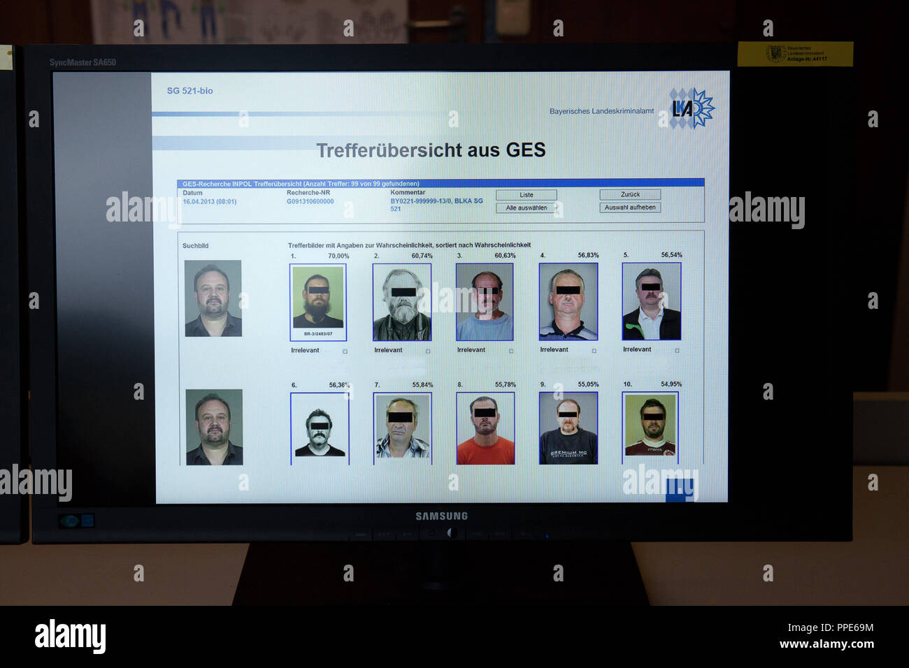 Chasse à l'aide de reconnaissance faciale numérique dans le bureau de la police criminelle (LKA) dans le Maillingerstrasse. La photo montre le sommaire des résultats de la recherche d'un visage recherchez. Banque D'Images
