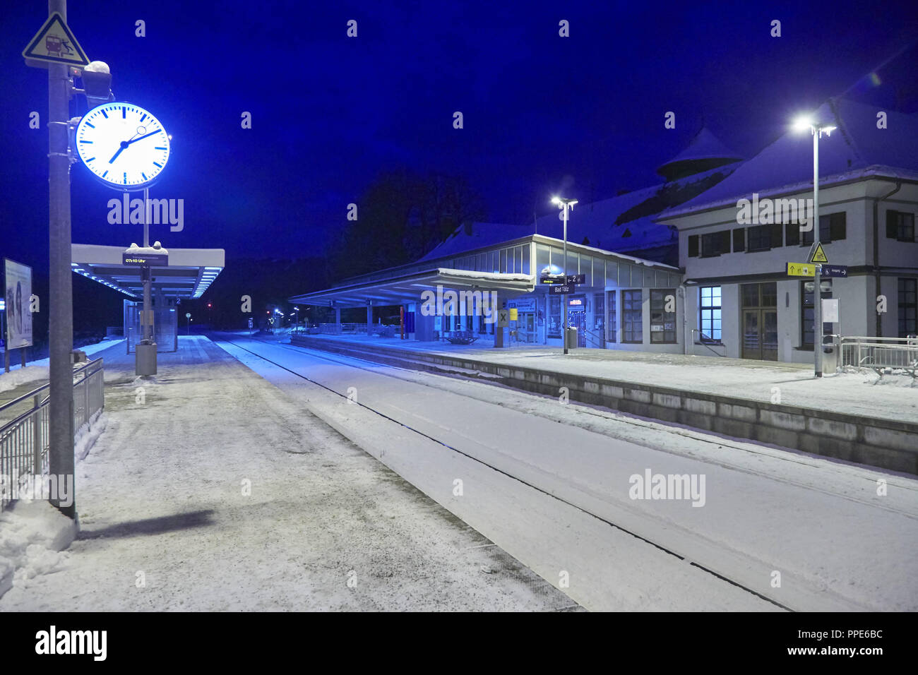 Grève d'avertissement de l'Eisenbahn- und Verkehrsgewerkschaft (EVG) (chemin de fer et Transport Union) au Bayerische Oberlandbahn (BOB) : La photo montre une plate-forme vide à la gare de Bad Toelz. Banque D'Images