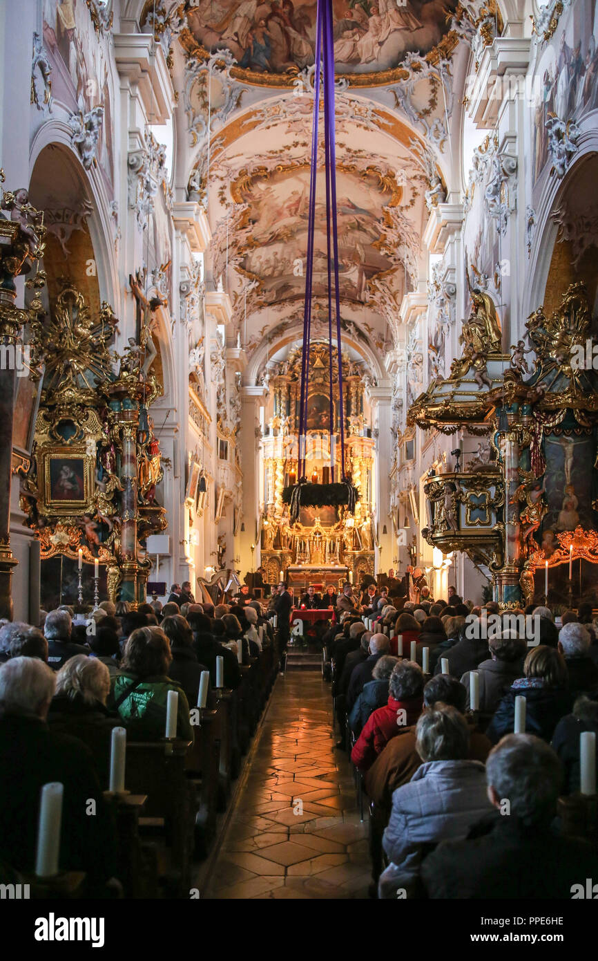 Concert choral de l'Avent dans la décoration de fête Klosterkirche Mariae Himmelfahrt (Église de l'Assomption de la Vierge Marie) à Indersdorf. Banque D'Images