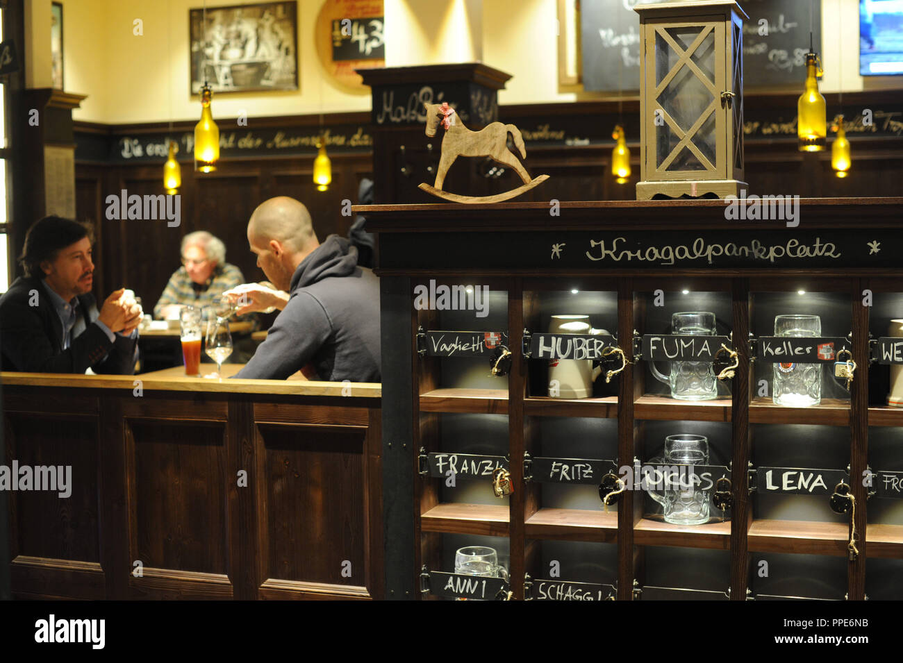 Kriagalparkplatz (beer mug place du stockage) dans le pub "uenchner Stubn' dans la Bayerstrasse 35-37 dans le Bahnhofsviertel. Banque D'Images