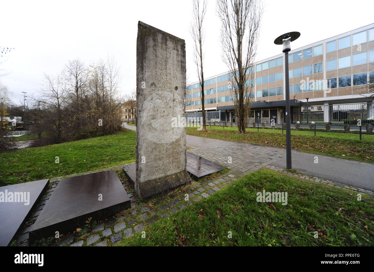 Depuis octobre 1996, un morceau du Mur de Berlin se tient sur un espace vert en face du consulat général des États-Unis à l'Koeniginstrasse. Banque D'Images