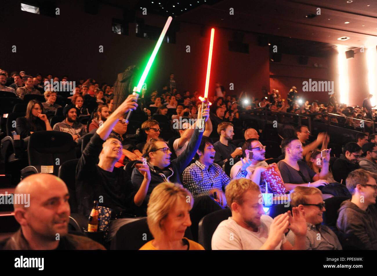 Des fans costumés avant le début du film 'Star Wars - Hausse de la nuit" à  23h59 dans le cinéma Mathaeser de Munich Photo Stock - Alamy
