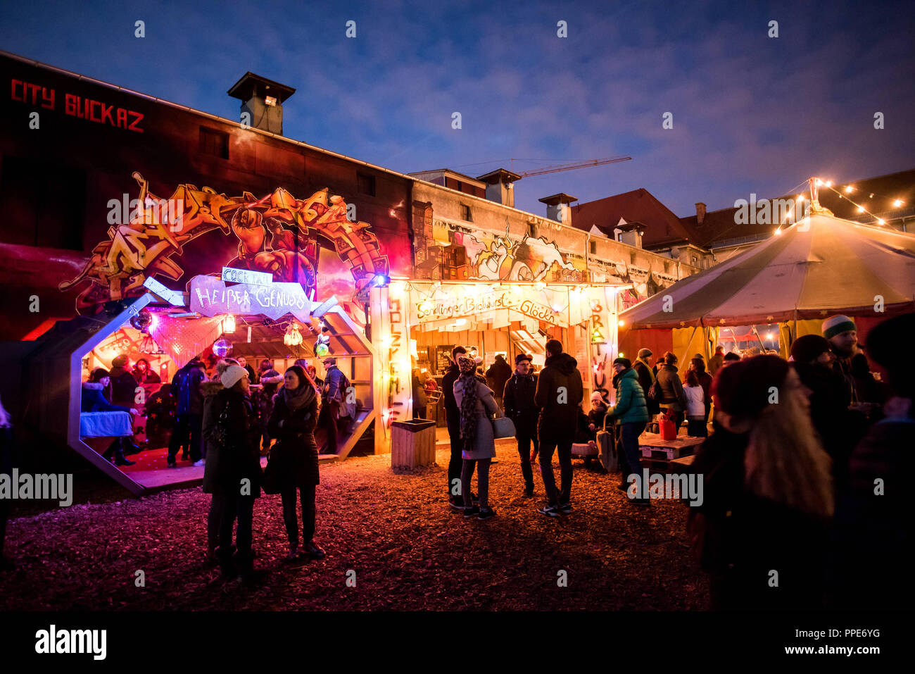 Le marché de Noël "aerchenbazar Viehhof» dans le sur l'ex-Schlachthofgelaende se reflète dans une boule disco. Banque D'Images