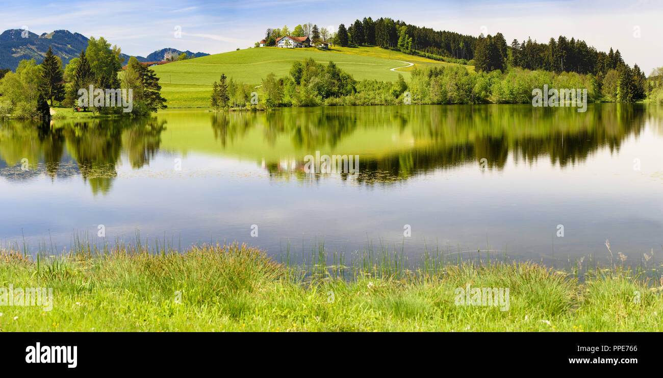 Paysage panoramique en Bavière avec la Seeg à Schwaltenweiher en Allgaeu Banque D'Images