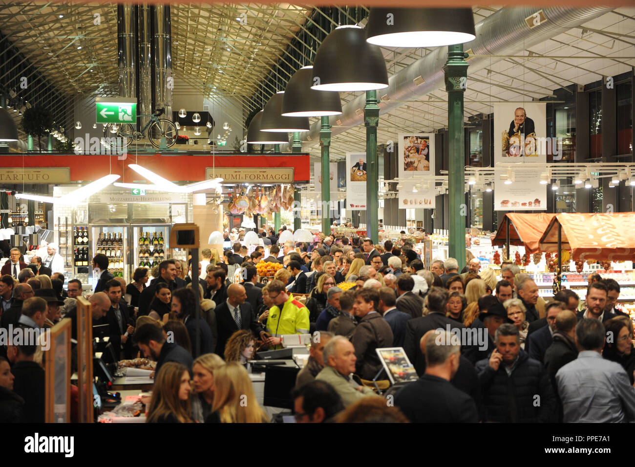 Pour la cérémonie d'ouverture de la première boutique "Eataly" en Allemagne, la compagnie italienne Grimaldi Group a invité plus de 1300 personnes à la Schrannenhalle de Munich. Banque D'Images