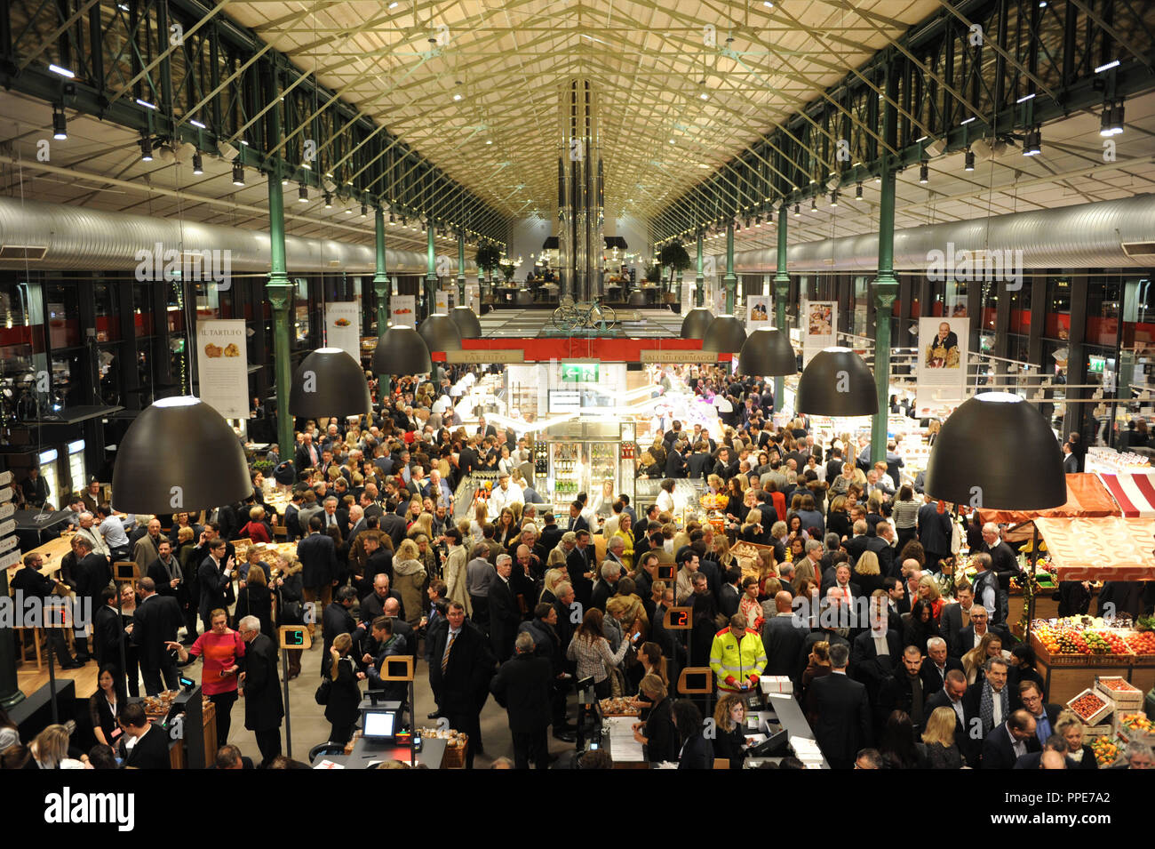 Pour la cérémonie d'ouverture de la première boutique "Eataly" en Allemagne, la compagnie italienne Grimaldi Group a invité plus de 1300 personnes à la Schrannenhalle de Munich. Banque D'Images