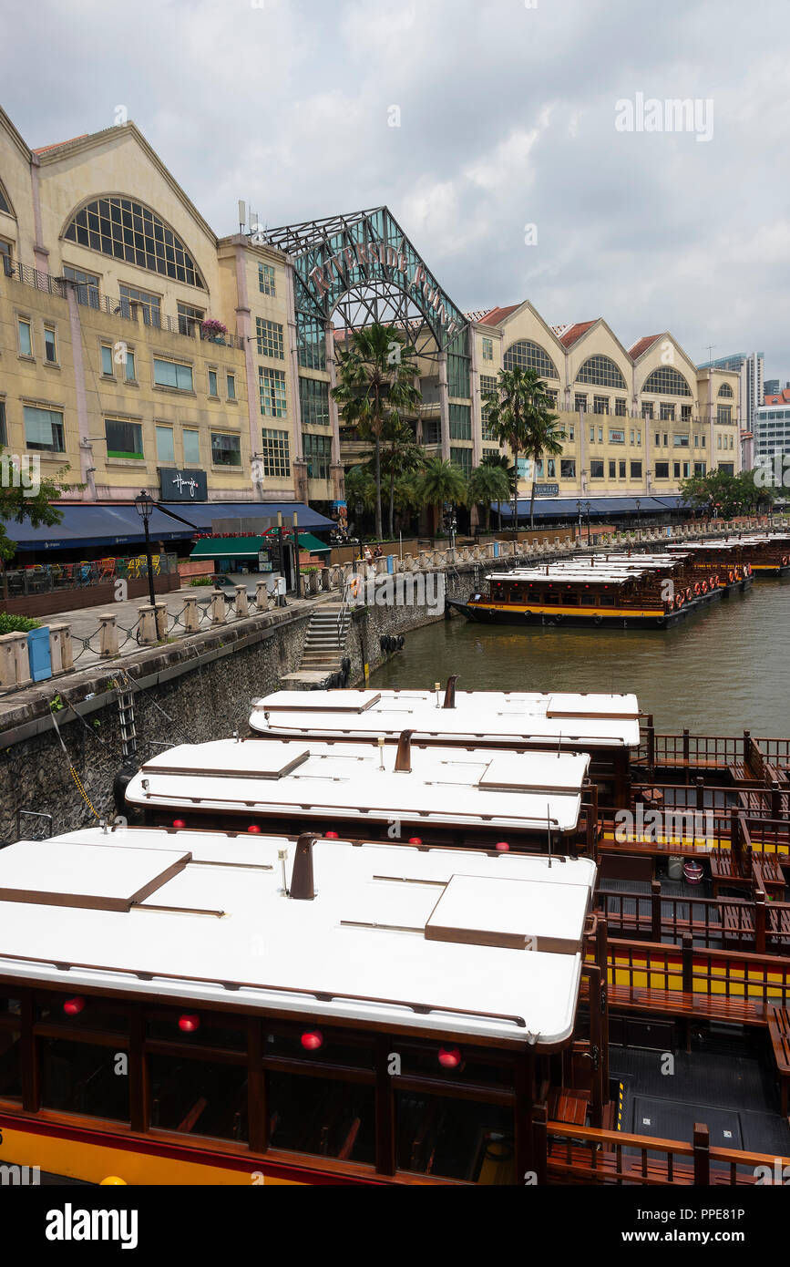 Le Riverside Point Shopping Centre commercial avec boutiques, des bars et restaurants près de Clarke Quay dans le centre-ville de Singapour avec des bateaux-taxis sur la rivière Singapour Banque D'Images