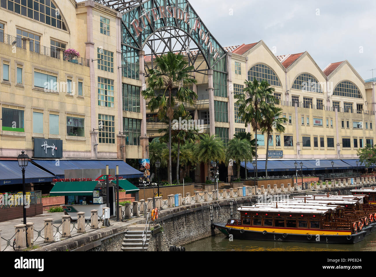 Le Riverside Point Shopping Centre commercial avec boutiques, des bars et restaurants près de Clarke Quay dans le centre-ville de Singapour avec des bateaux-taxis sur la rivière Singapour Banque D'Images