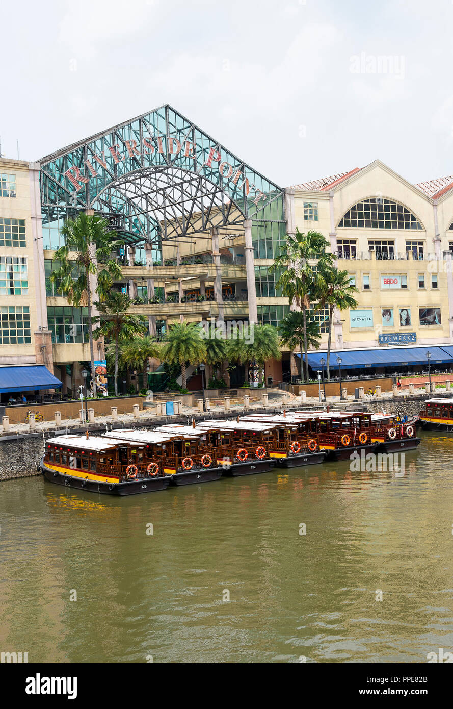 Le Riverside Point Shopping Centre commercial avec boutiques, des bars et restaurants près de Clarke Quay dans le centre-ville de Singapour avec des bateaux-taxis sur la rivière Singapour Banque D'Images