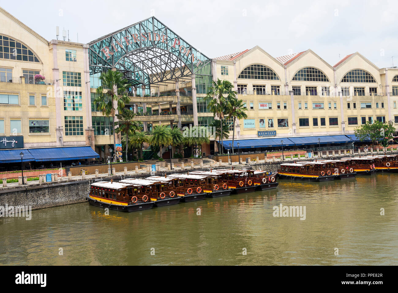 Le Riverside Point Shopping Centre commercial avec boutiques, des bars et restaurants près de Clarke Quay dans le centre-ville de Singapour avec des bateaux-taxis sur la rivière Singapour Banque D'Images