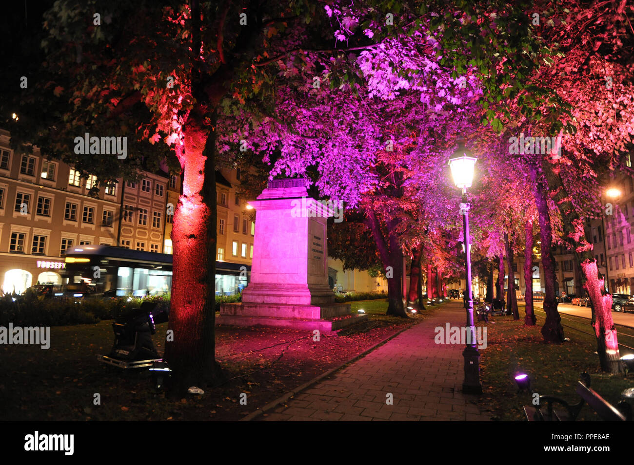 La Promenadenplatz à Munich est illuminé en rose pour la Journée internationale de la fille le 11 octobre. Avec l'action Le Plan d'organisation le développement de l'enfant International tient à faire prendre conscience de la discrimination contre les filles dans le monde entier. Banque D'Images