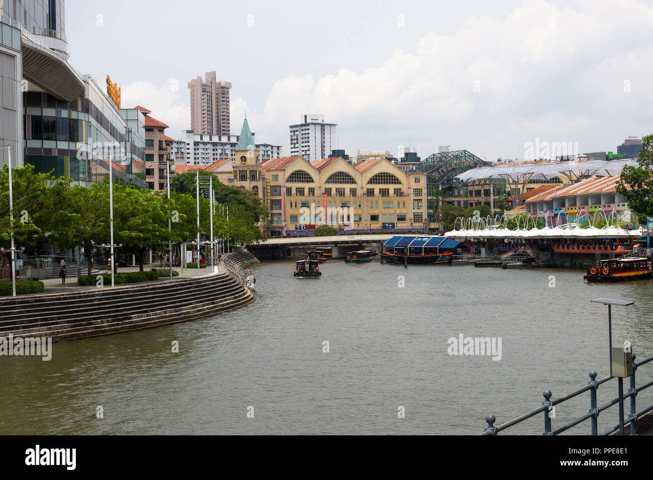 Vue vers Clarke Quay depuis North Boat Quay avec Riverside point et Singapore River Singapore Asia Banque D'Images