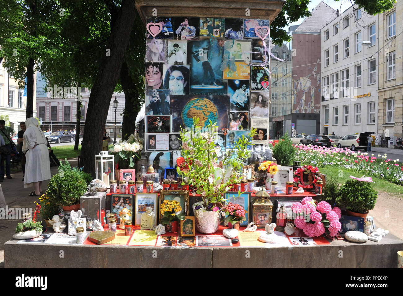 Memorial Impromptu créé par fans de Michael Jackson au monument de Orlando di Lasso en face de l'hôtel Bayerischer Hof sur Promenadeplatz 2-6. Banque D'Images