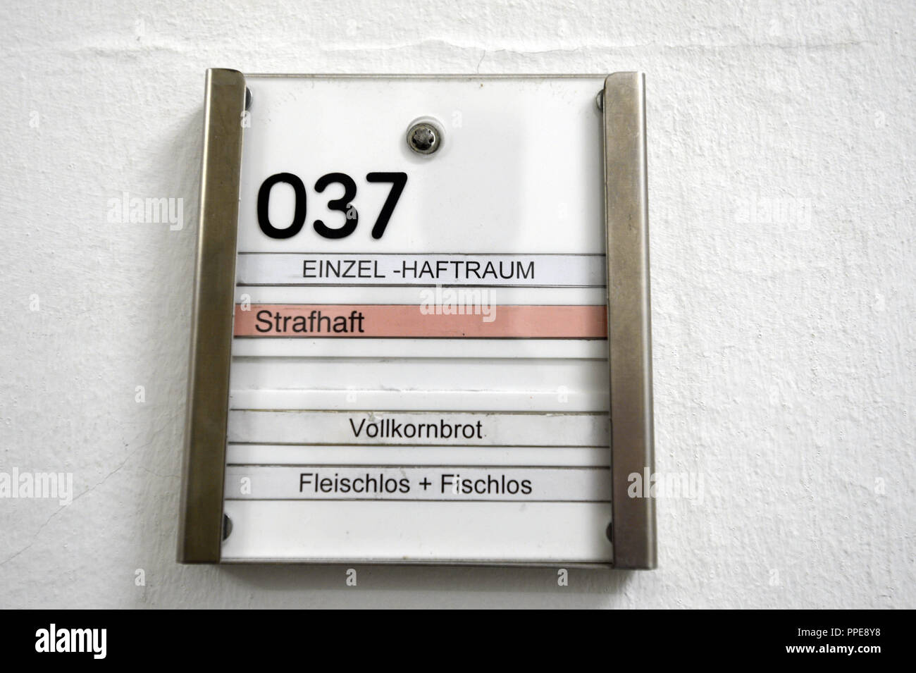 À la porte d'une cellule de prison dans la prison de Stadelheim à Munich un signe donne des informations au sujet d'un détenu et de ses habitudes alimentaires : pain complet, sans poissons et sans viande. Banque D'Images