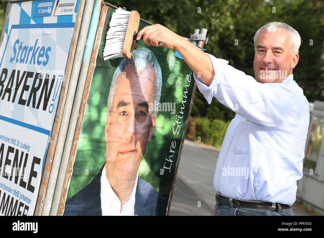 Campagne pour l'élection d'État de Bavière 2013 : le ministre de la Culture de Bavière Ludwig Spaenle (CSU) met des affiches de lui-même. Banque D'Images