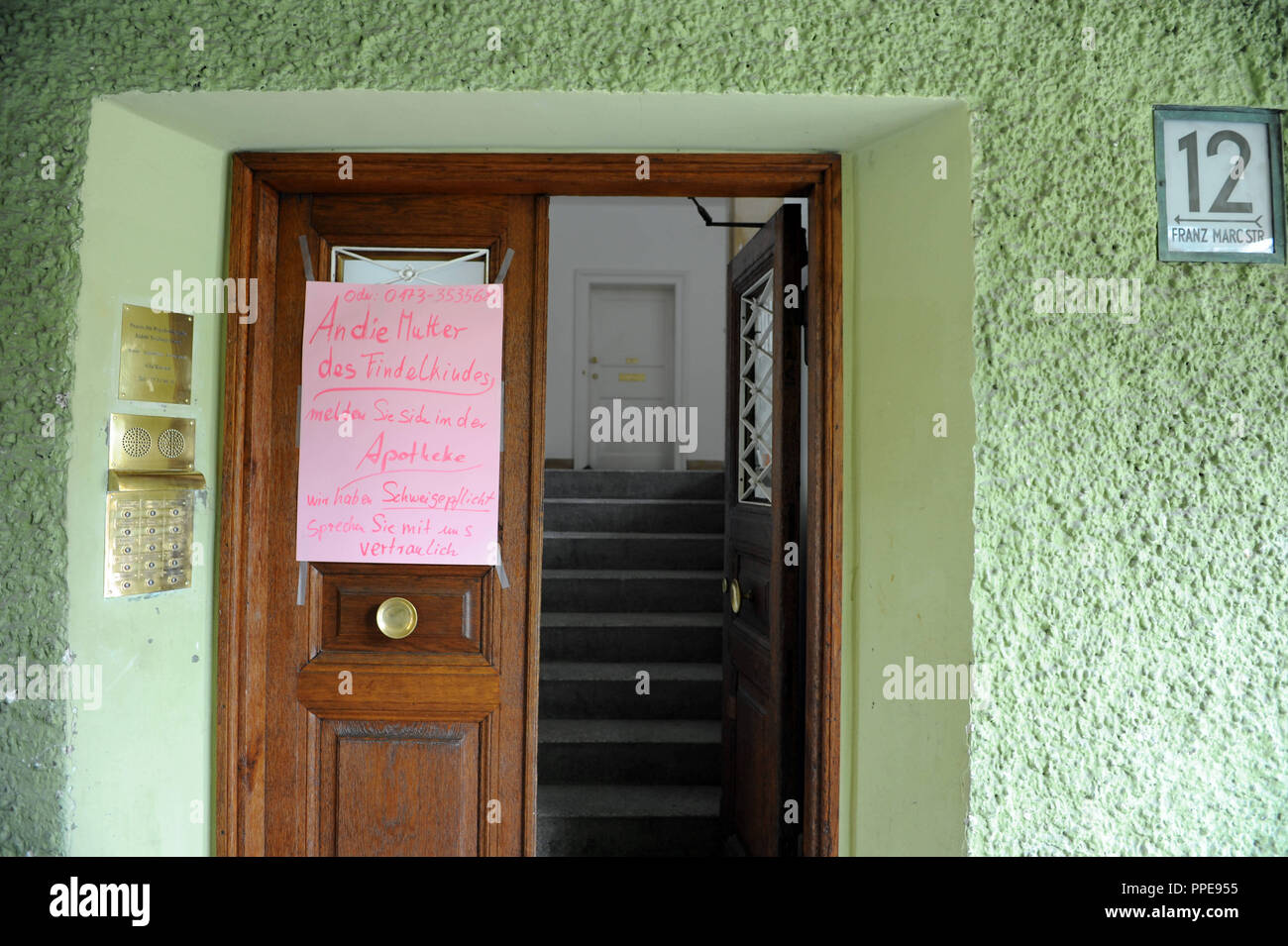 Une Affiche Sur La Porte D Entree Chambre A Franz Marc Strasse 12 Dans L Offre De L Aide A Borstei Anonyme La Mere D Un Bebe Abandonne Dans Une Pharmacie Voisine Photo Stock Alamy