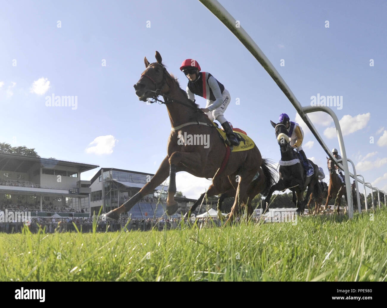 Le Grand Prix de Bavière sur la piste de course Galopprennbahn Riem : La photo montre le peu probable vainqueur de la course principale Andrea Atzeni sur 'eismos'. Banque D'Images