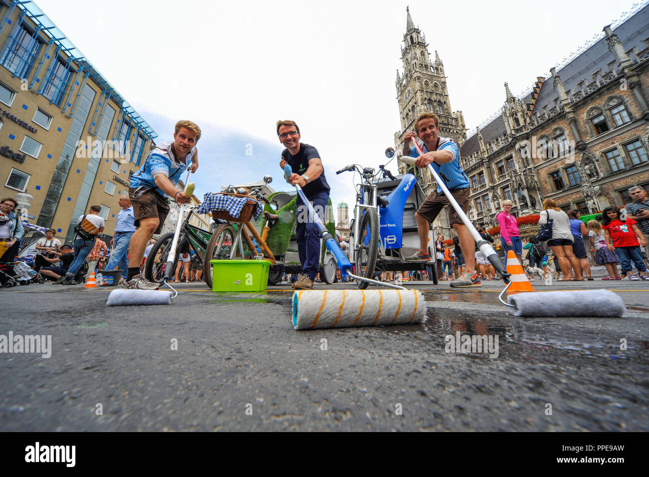 Les conducteurs de rickshaw protestent avec une campagne de nettoyage contre leur expulsion de la Marienplatz à Munich. Dans l'arrière-plan, l'hôtel de ville de Munich, la capitale provinciale. Banque D'Images