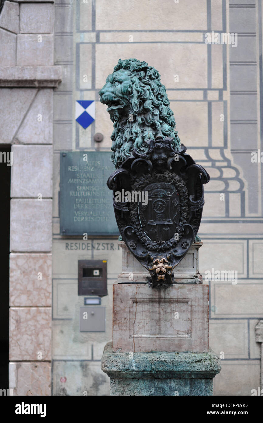 Lion de bronze par Hubert Gerard dans la Residenzstrasse en face de la Residenz Munich. Banque D'Images
