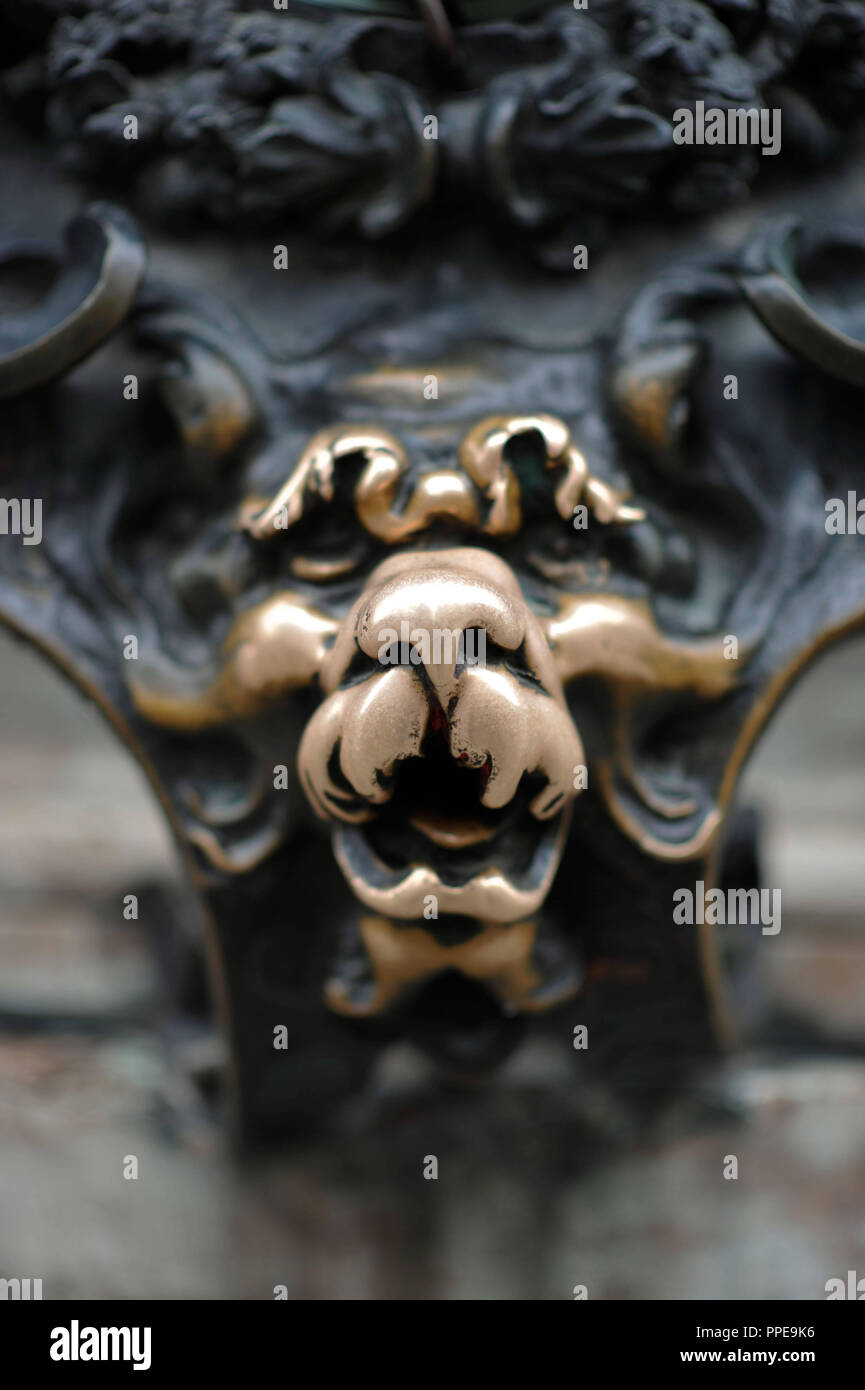 Ce qui porte chance lion de bronze par Hubert Gerard dans la Residenzstrasse en face de la Residenz Munich. Banque D'Images