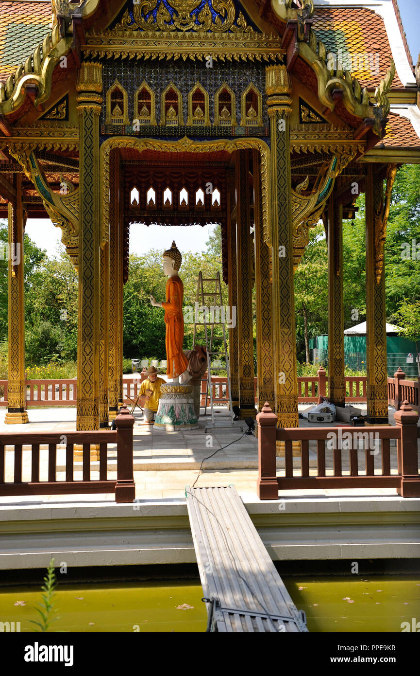 Restauration de la statue de Bouddha de stimulation dans la Sala Thai dans le Westpark restaurateurs Philipp Reisacher (photo) et Helga Hornung. La statue plus grande que nature, de maple a été créée en 1994 par le sculpteur Nopradol Khamaloe à partir de la Thaïlande, puis doré et coloré par Philipp Reisacher et Helga Hornung. Banque D'Images