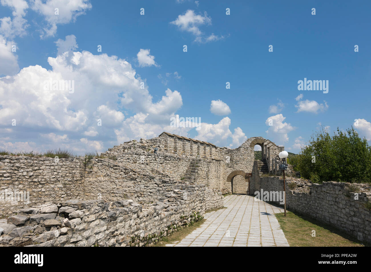 Ancien château des murs à la ruine de l'Hisar forteresse à Lovech, Bulgarie Banque D'Images