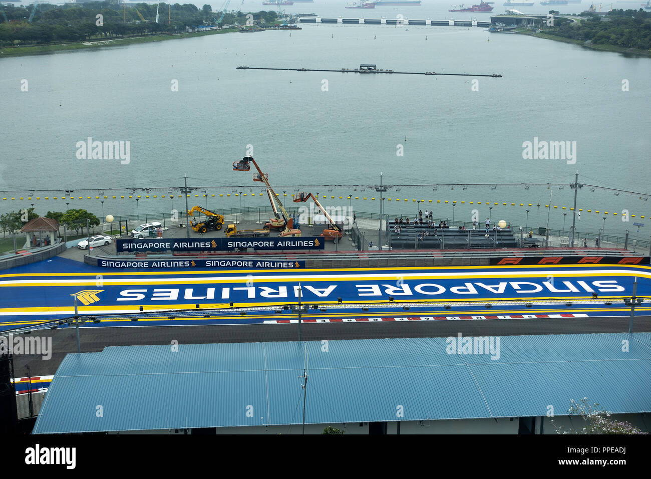 Vue aérienne d'une petite estrade aux côtés de la Formule Un Motor Racing Track à Singapour avec le Marina Bay Barrage Vauban et de voyage Singapour Banque D'Images