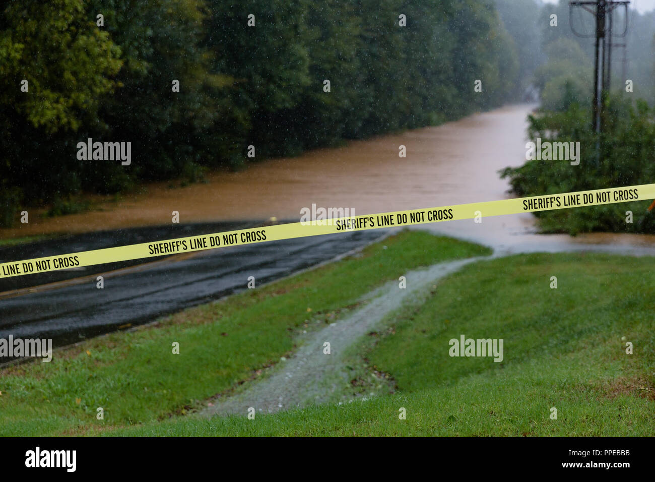Waxhaw, Caroline du Nord - le 16 septembre 2018 : l'eau de pluie de l'ouragan Florence les inondations d'une chaussée Banque D'Images
