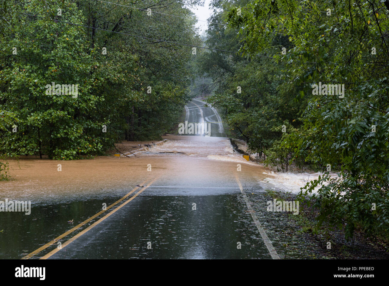 Waxhaw, Caroline du Nord - le 16 septembre 2018 : l'eau de pluie de l'ouragan Florence lavages hors d'un pont Banque D'Images