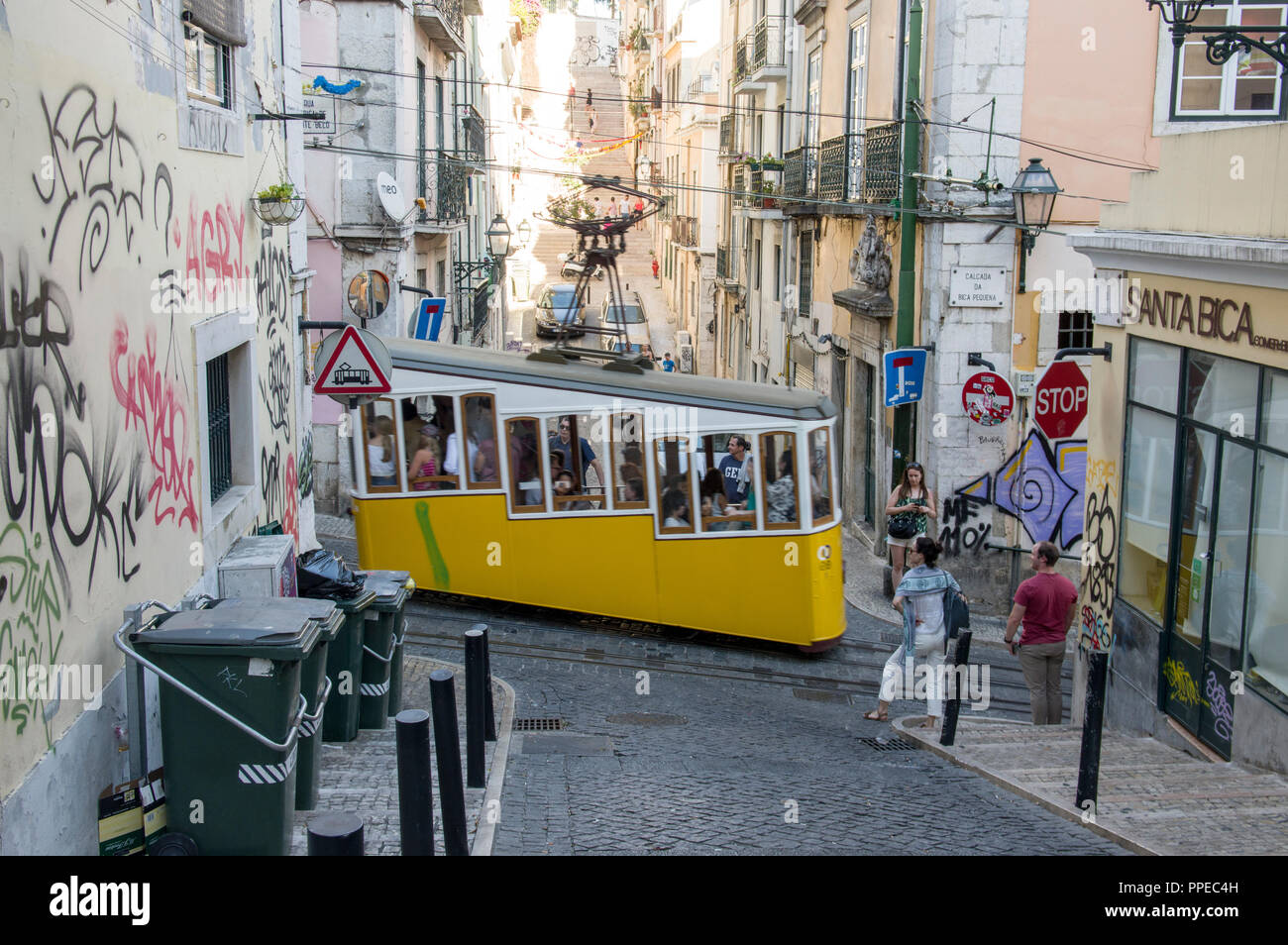 Funiculaire de Bica traversant la rue, quartier du Chiado, Lisbonne, Portugal Banque D'Images