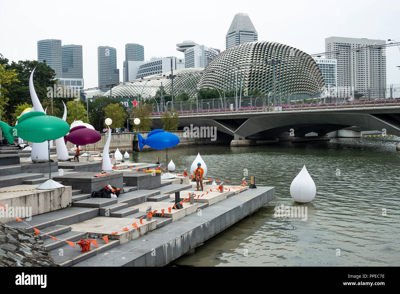 Partie de Marina Bay avec l'Esplanade Theatres, l'hébergement à l'hôtel et l'Esplanade Drive dans la ville de Singapour, République de Singapour Asie Banque D'Images