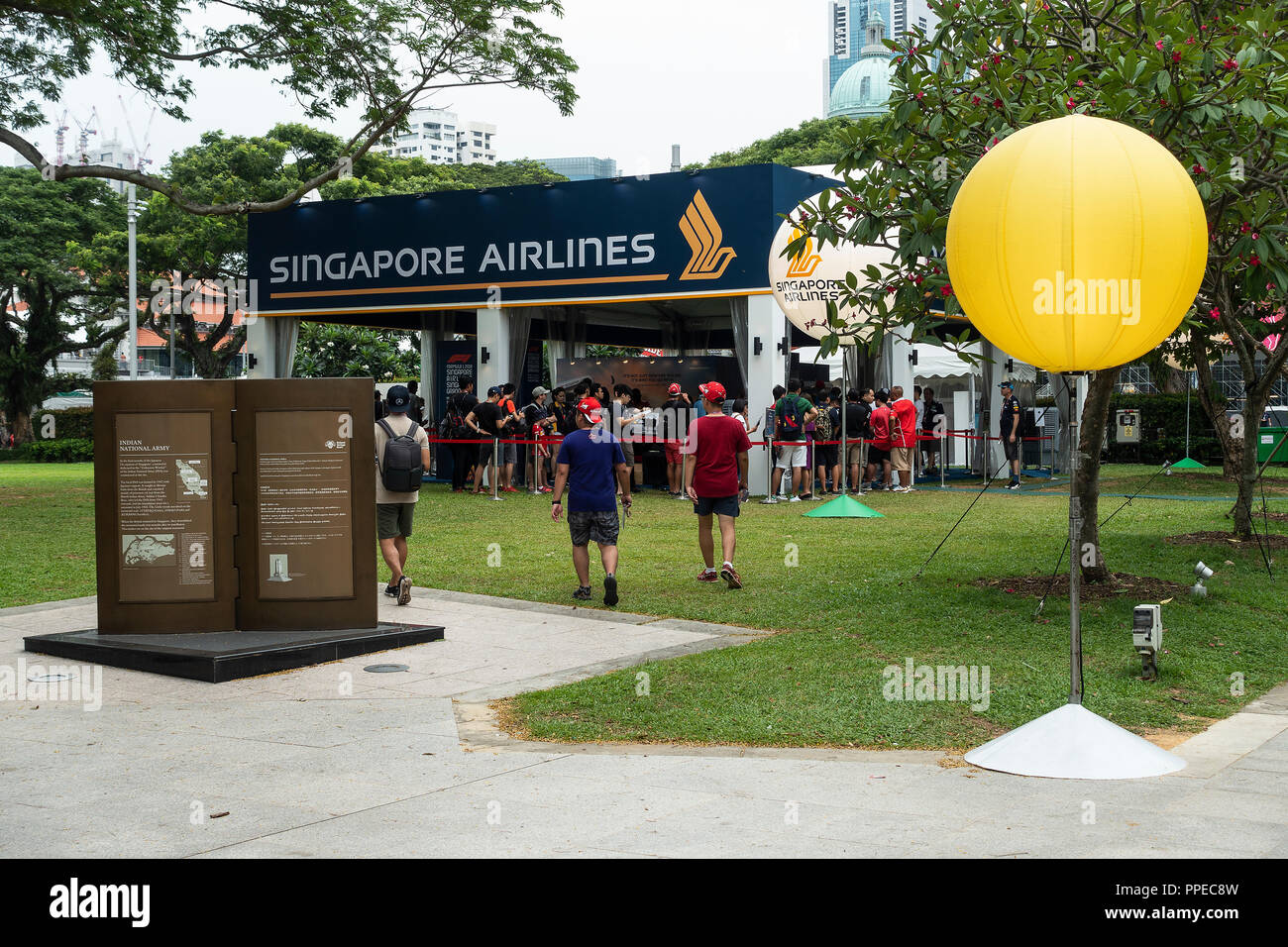 Une ligne de personnes à l'entrée du Grand Prix de Singapour Formule Un événement de course automobile dans un parc dans le centre de Singapour Asie Banque D'Images