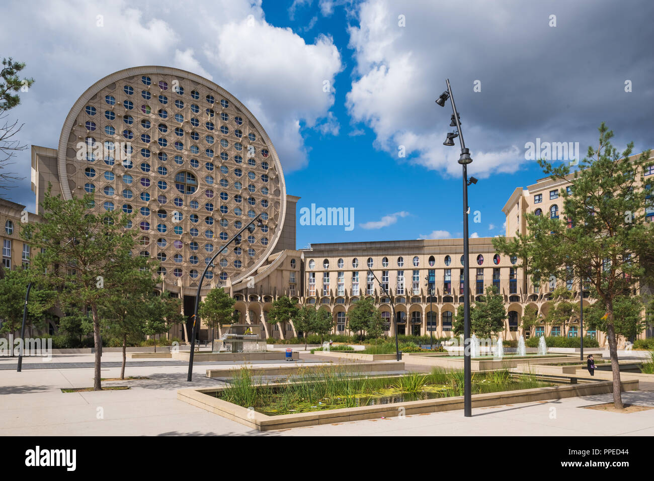 Paris Noisy Le Grand Mont D Est Pave Neuf Les Arenes De Picasso Architecte Manuel Nunez Yanowsky Photo Stock Alamy Paris Noisy Le Grand Mont D Est Pave Neuf Les Arenes De Picasso Architecte Manuel Nunez Yanowsky Photo Stock Alamy