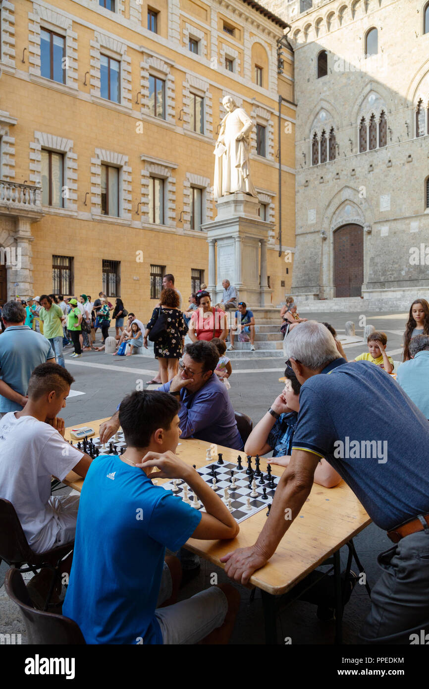 Personnes jouant aux échecs en plein air, Piazza Salimbeni, Sienne, Toscane Italie Europe Banque D'Images
