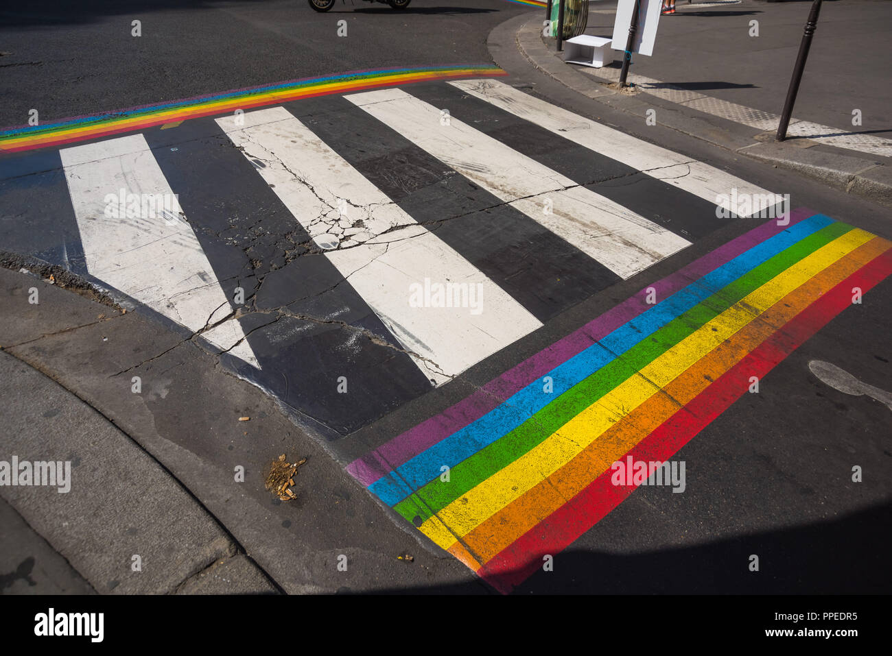 Schutzweg Regenbogenfahne mit dem Schwulenviertel im Marais, von Paris - Passage pour piétons dans le Marais, le quartier gay de Paris Banque D'Images