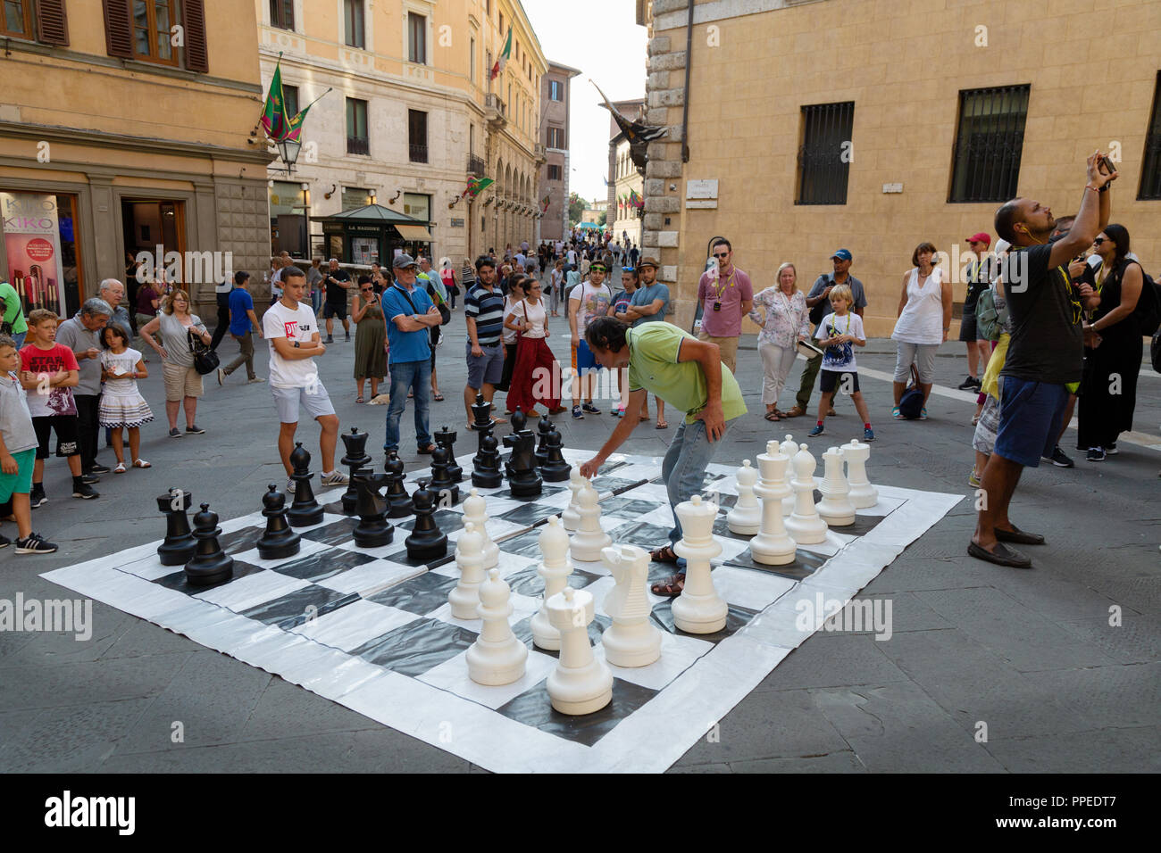 Personnes jouant aux échecs en plein air sur un échiquier géant, Piazza Salimbeni, Sienne, Toscane Italie Europe Banque D'Images
