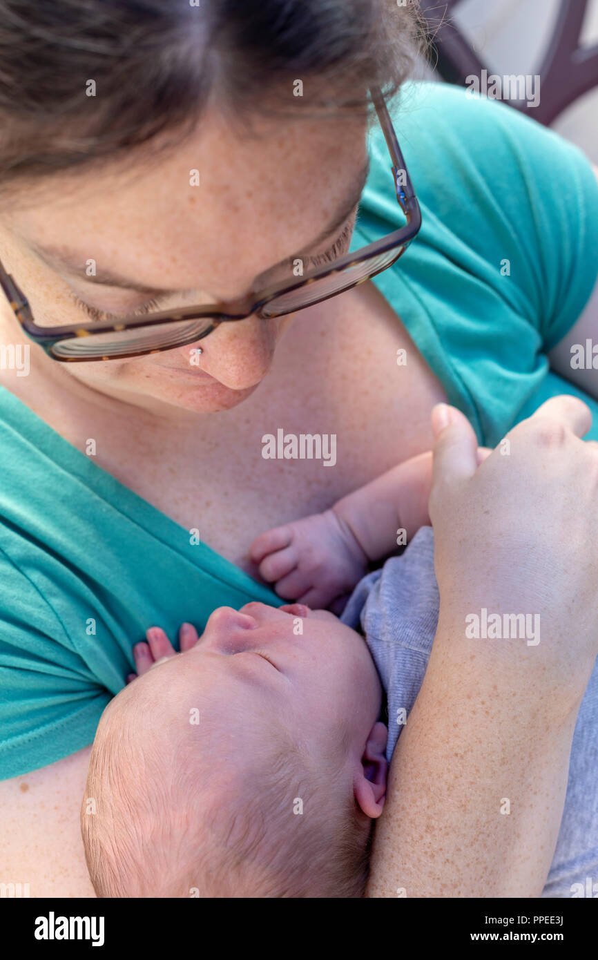 Aspen, Colorado - une jeune mère tient son enfant à dormir. Banque D'Images