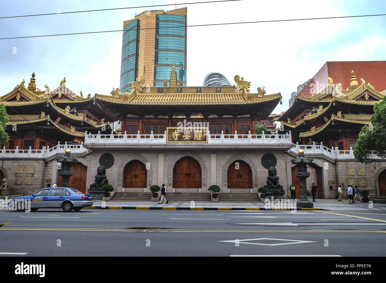 Shanghai Chine, 22 juin 2018:l'intérieur de la Temple Jing An à Shanghai. L'un de destination du tourisme. Les caractères chinois sur le bord au-dessus de la Banque D'Images