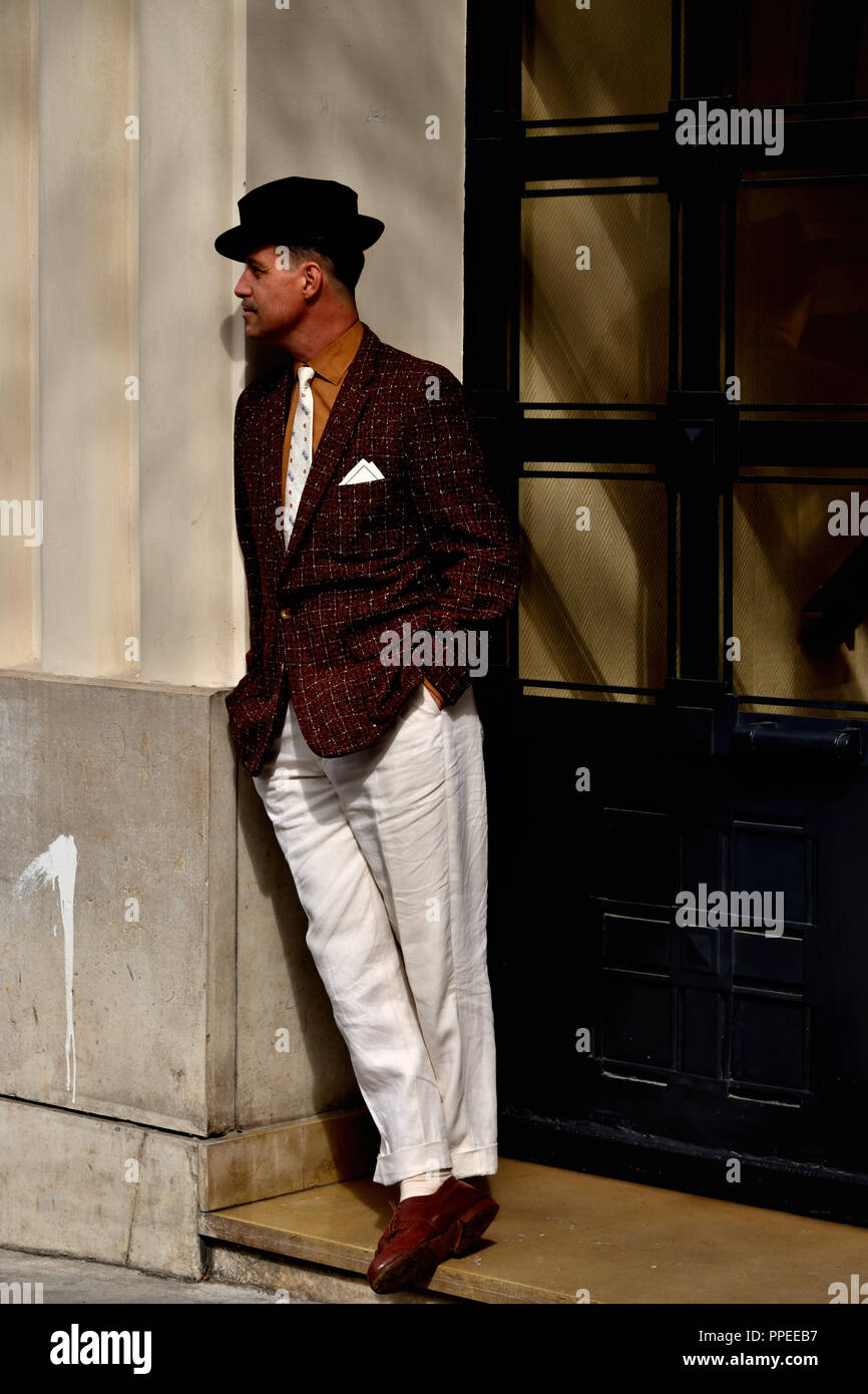 L'homme à la porte d'attente Banque D'Images