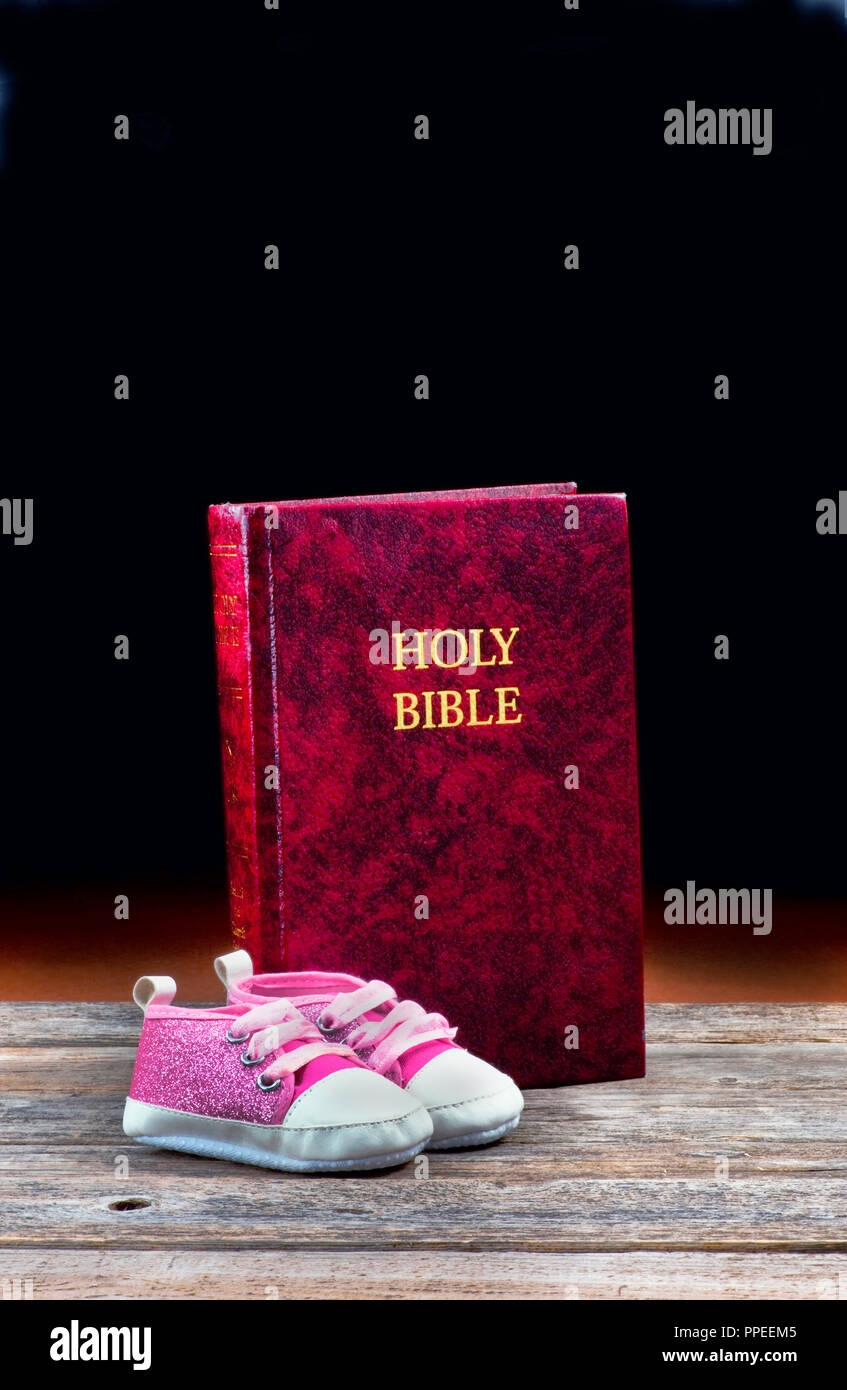 Chaussures Bébé rose et Sainte Bible avec prix pour votre type. Banque D'Images