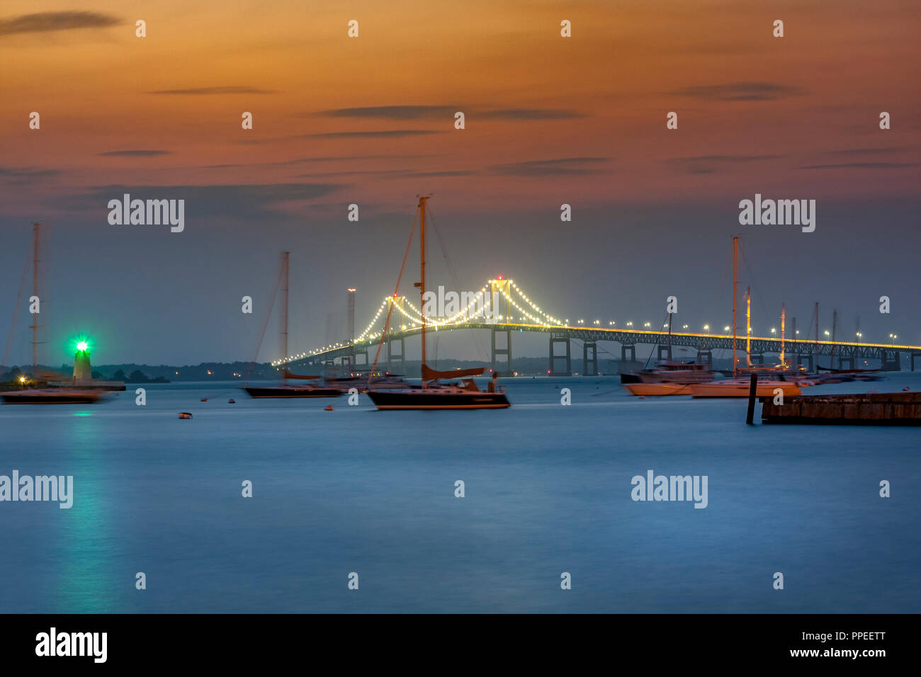 L'Claiborne Pell pont de Newport au crépuscule sur la baie, Newport, Rhode Island Banque D'Images
