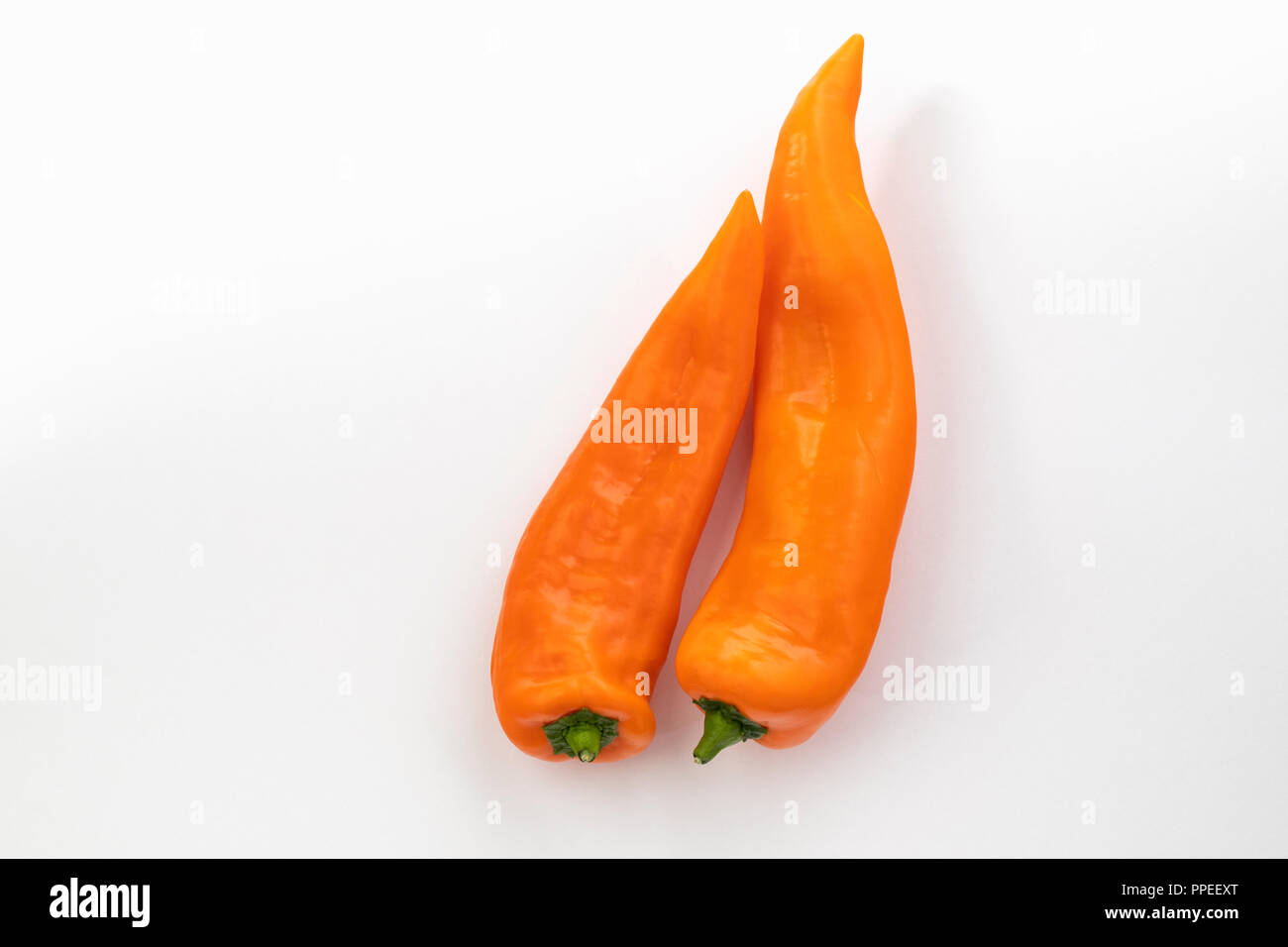 Gros plan de deux poivrons d'orange doux crus isolés sur un fond blanc Banque D'Images Gros plan de deux poivrons d'orange doux crus isolés sur un fond blanc Banque D'Images