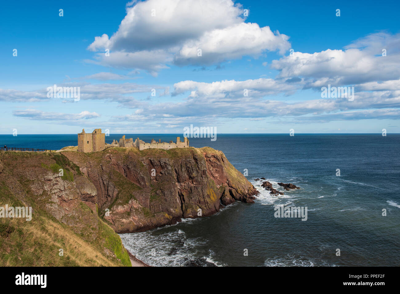 Dunnottar Castle est situé sur un promontoire rocheux au sud de Stonehaven, Aberdeenshire, en Écosse. Banque D'Images