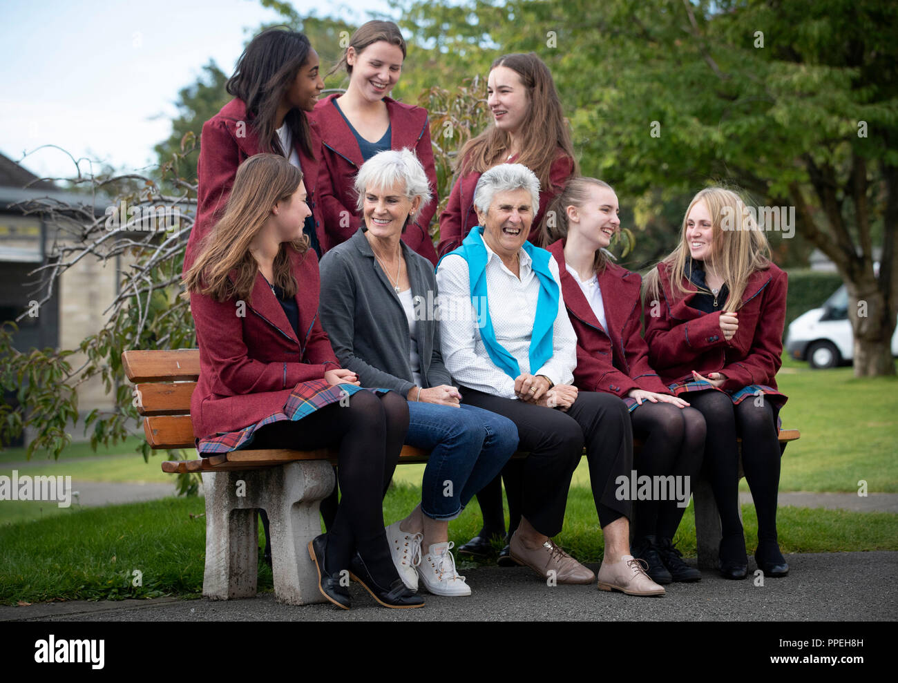 Judy Murray (centre gauche) et Judy Dalton discuter de l'égalité des femmes et des filles avec certains de la sixième forme les étudiants au St George's School for Girls, Édimbourg. Banque D'Images