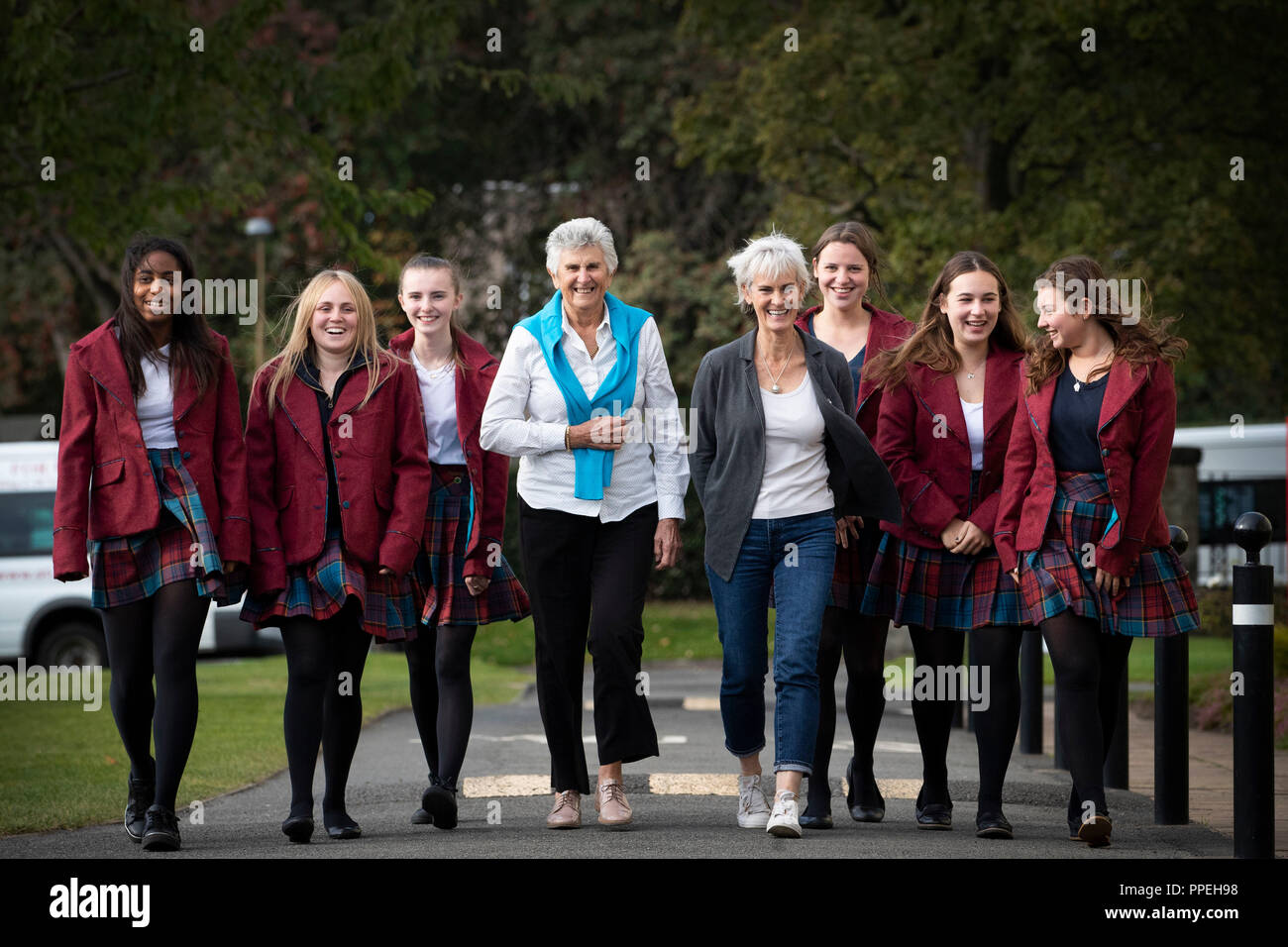 Judy Murray (centre droit) et Judy Dalton discuter de l'égalité des femmes et des filles avec certains de la sixième forme les étudiants au St George's School for Girls, Édimbourg. Banque D'Images