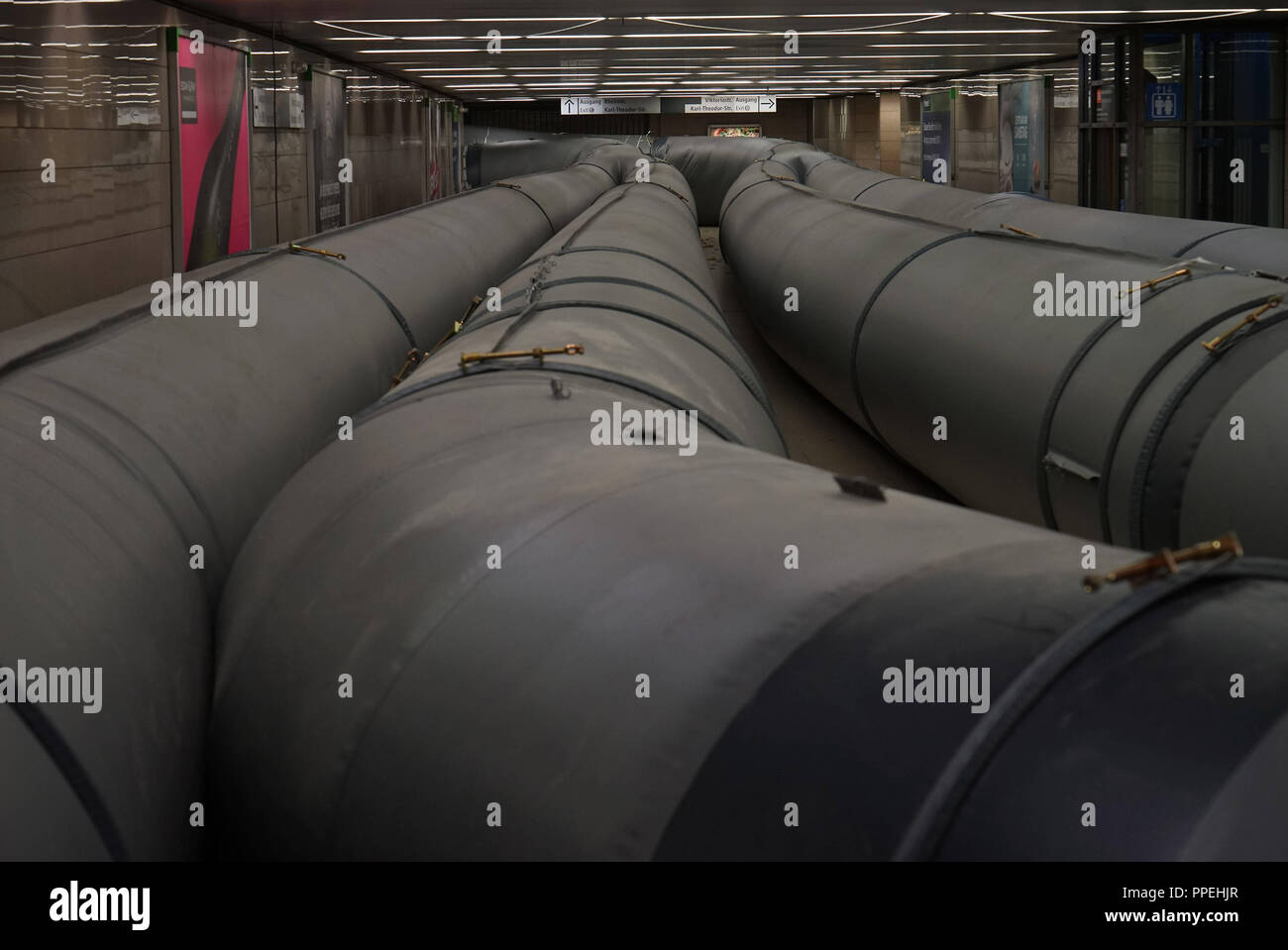 Site de construction pour les travaux de voie dans le tunnel de l'U-Bahn ligne U3 entre Muenchner Freiheit et Scheidplatz. La compagnie de transport de Munich (MVG) est le remplacement de la voie complète des systèmes sur un segment de deux kilomètres de long. Banque D'Images