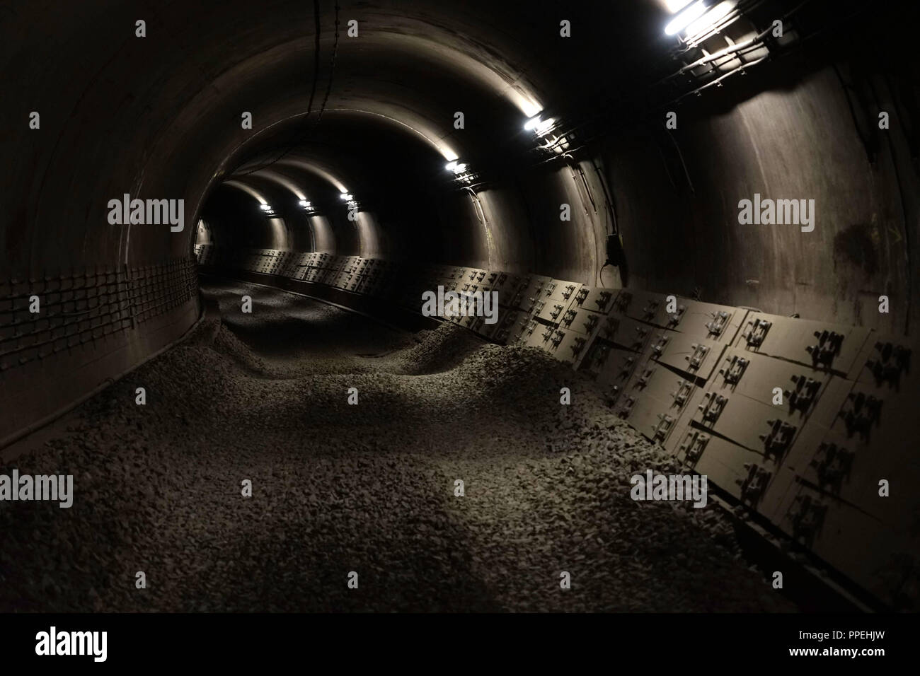 Site de construction pour les travaux de voie dans le tunnel de l'U-Bahn ligne U3 entre Muenchner Freiheit et Scheidplatz. La compagnie de transport de Munich (MVG) est le remplacement de la voie complète des systèmes sur un segment de deux kilomètres de long. Banque D'Images