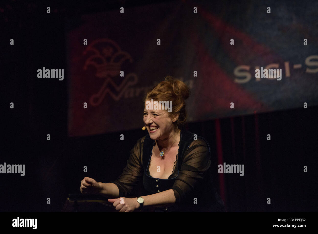 L'artiste de cabaret Luise Kinseher lors d'une performance à l'attribution du prix d'art et de cabaret 'Sigi Sommer Taler' de la société Narrhalla carnaval dans l'Anhaltisches Theater Dessau im Wirtshaus. Banque D'Images