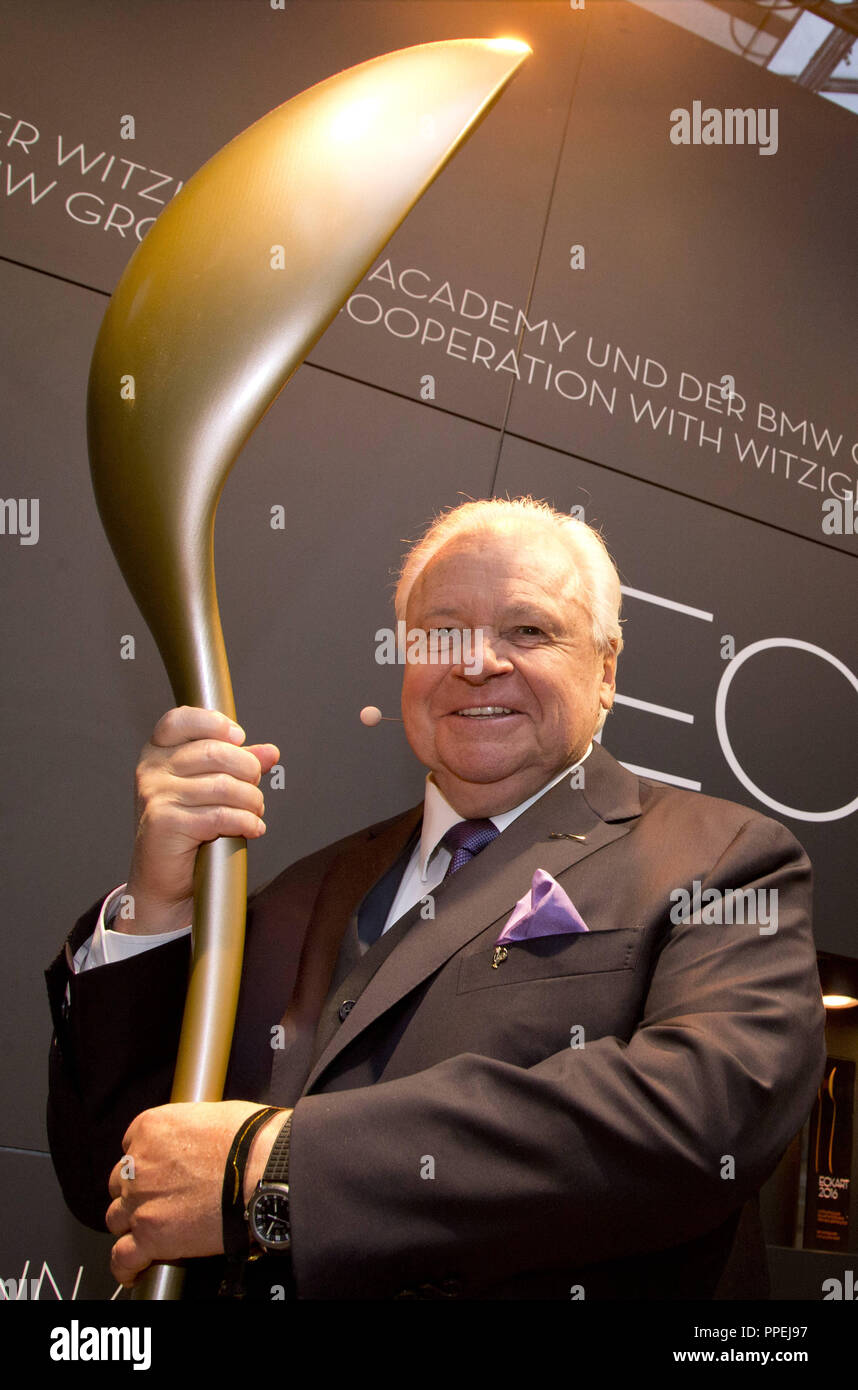 Le chef étoilé et commanditaire du prix Eckart Witzigmann lors de la présentation de la gastronomie 'Eckart 2016' dans le groupe BMW Classic' située sur la Moosacher Strasse. Il est titulaire d'une grande cuillère doré, inspiré par le trophée d'Eckart. Banque D'Images