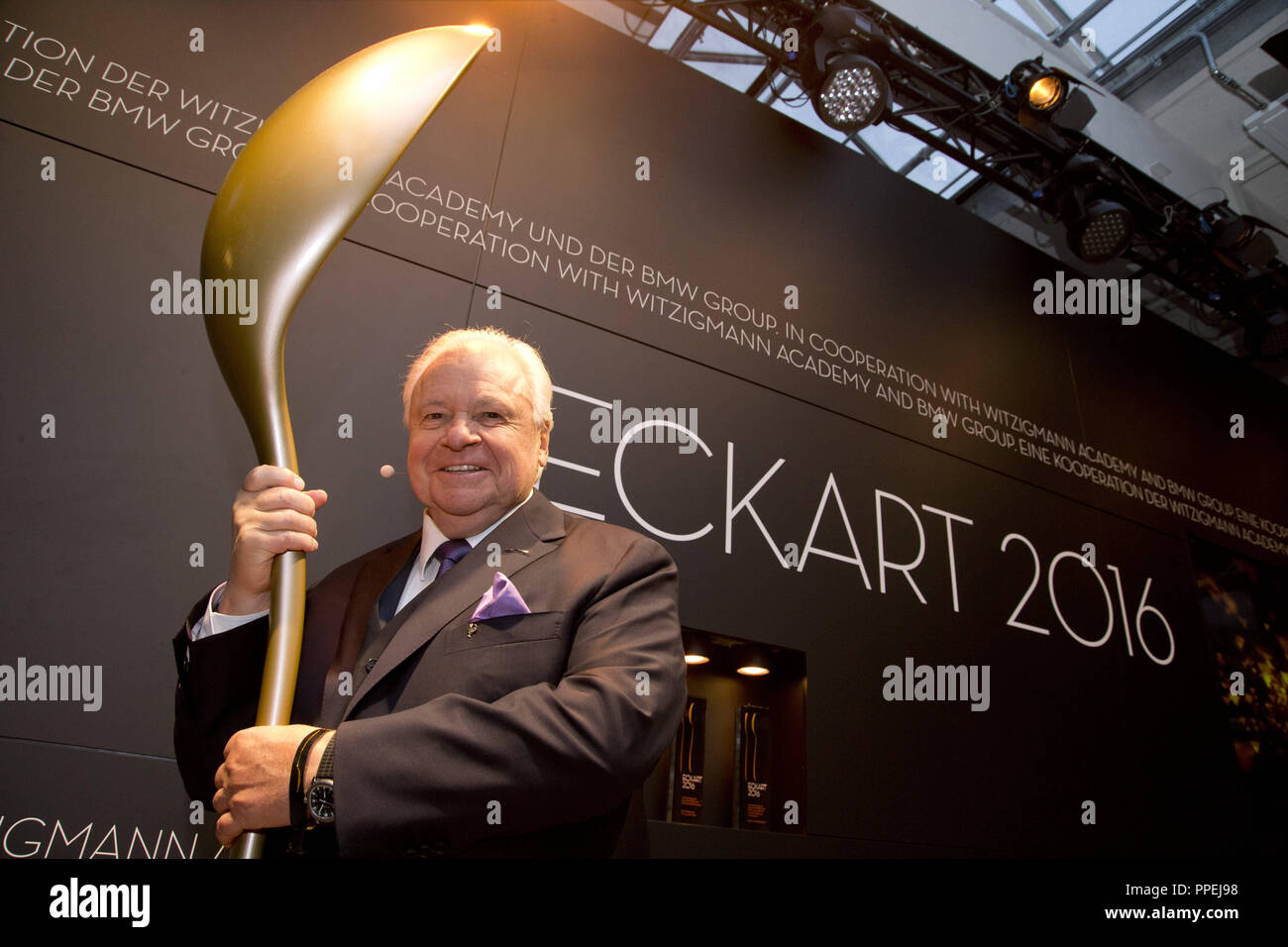Le chef étoilé et commanditaire du prix Eckart Witzigmann lors de la présentation de la gastronomie 'Eckart 2016' dans le groupe BMW Classic' située sur la Moosacher Strasse. Il est titulaire d'une grande cuillère doré, inspiré par le trophée d'Eckart. Banque D'Images